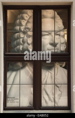 Buste en marbre du compositeur allemand Johann Sebastian Bach représenté dans la fenêtre de la Musée Bach à Leipzig, Saxe, Allemagne. Banque D'Images