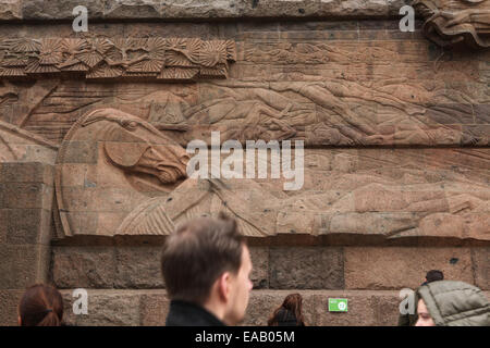 Les soldats morts par le sculpteur Christian Behrens représentés sur le Monument de la Bataille des nations à Leipzig, en Allemagne. Banque D'Images