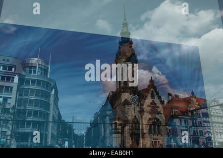 Reflet de l'Église réformée (Continental Reformierte Kirche) dans une vitrine dans Leipzig, Saxe, Allemagne. Banque D'Images