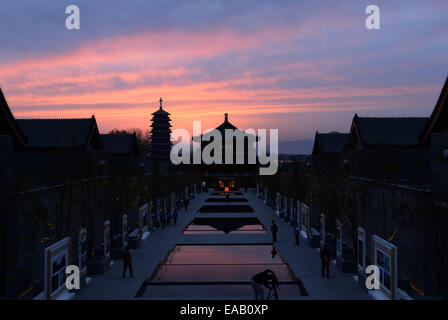 Beijing, Chine. 11Th Nov, 2014. Photo prise le 11 novembre 2014 présente le lever du soleil au lac Yanqi où la 22e réunion des dirigeants économiques de l'APEC est tenu à Huairou District de Pékin, capitale de la Chine. Credit : Wu Wei/Xinhua/Alamy Live News Banque D'Images