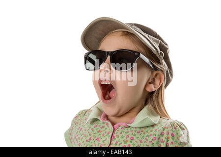 Jeune fille au chapeau vert et lunettes de soleil, l'expression de choc et de surprise. À l'espace à copier ou un autre objet / scène. Isolé Banque D'Images