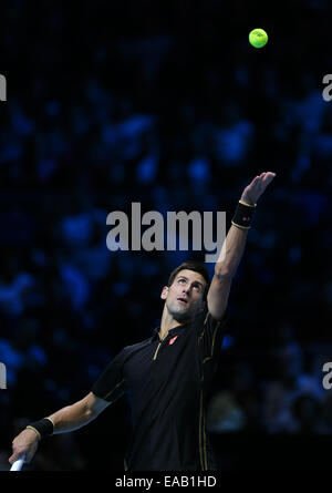 Londres, Royaume-Uni. 10 Nov, 2014. Novak Djokovic la Serbie au cours de l'sert ATP World Tour Finals Group un match contre Marin Cilic de Croatie à Londres, Angleterre le 10 novembre 2014. Djokovic a gagné 2-0. Credit : Han Yan/Xinhua/Alamy Live News Banque D'Images