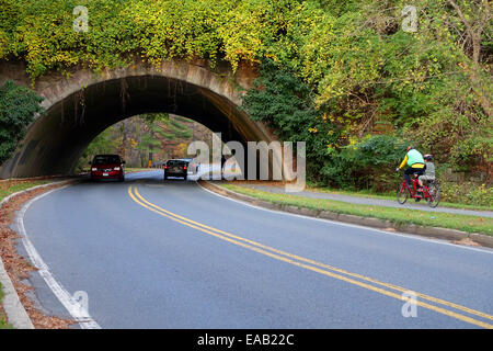 USA Maryland MD Rock Creek Park Road en passant par un tunnel sous la voie ferrée -utilisation des bicyclettes joggers un sentier le long de la route Banque D'Images