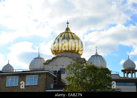 Dômes de Gurdwara Sri Guru Singh Sabha Temple Sikh, Southall, London Borough of Ealing, Greater London, Angleterre, Royaume-Uni Banque D'Images