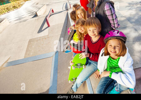 Smiling kids avec skateboards et casques Banque D'Images