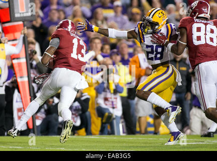 Alabama Crimson Tide wide receiver ArDarius Stewart (13) évite l'attaquer de LSU Tigers coffre Jalen Mills (28) pendant le jeu entre l'Alabama Crimson Tide et LSU Tigers au Tiger Stadium de Baton Rouge, Louisiane, le Nov 08, 2014. Alabama défait LSU en prolongation 20-13. Banque D'Images