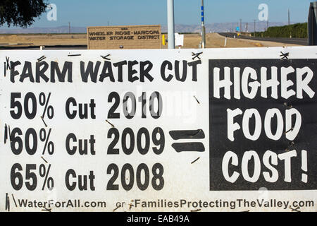 Un signe d'agriculteurs à propos de la crise de l'eau lien suivant sur un 4 l'année de la sécheresse, près de Bakersfield dans la Central Valley, Californie, USA, avec le sol s'est tourné vers la poussière. L'ensemble de la Californie est dans une sécheresse catastrophique avec des pertes de 2 milliards de dollars par an du secteur agricole, avec de nombreux travailleurs mis à pied. Un tiers des enfants en Californie en ce moment vont au lit le ventre vide. Banque D'Images