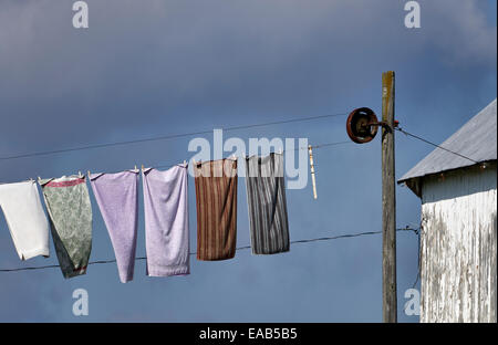 Blanchisserie soit accroché à sécher sur une corde à linge Amish farm, New Holland, comté de Lancaster, Pennsylvanie, USA Banque D'Images