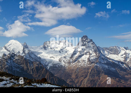 Paysage de montagnes de la région du Caucase en Russie des pics de montagne dans les nuages. Caucase. Dombay. Banque D'Images