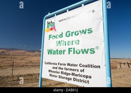 Un signe d'agriculteurs à propos de la crise de l'eau lien suivant sur un 4 l'année de la sécheresse, près de Bakersfield dans la Central Valley, Californie, USA, avec le sol s'est tourné vers la poussière. L'ensemble de la Californie est dans une sécheresse catastrophique avec des pertes de 2 milliards de dollars par an du secteur agricole, avec de nombreux travailleurs mis à pied. Un tiers des enfants en Californie en ce moment vont au lit le ventre vide. Banque D'Images