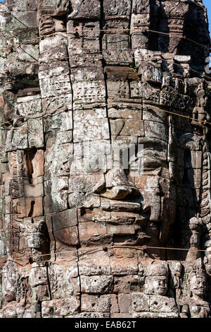 Cambodge, temple Bayon, fin 12e. Siècle. Bouddha souriant Visage, reconstruit en 2010-2011. Banque D'Images