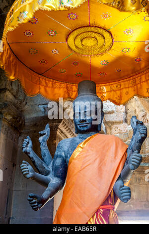 Cambodge, Angkor Wat. Statue de Vishnu à l'intérieur de l'entrée du temple. Banque D'Images