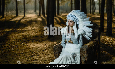 Portrait artistique de jeune belle femme dans les bois. Profondeur de champ Banque D'Images