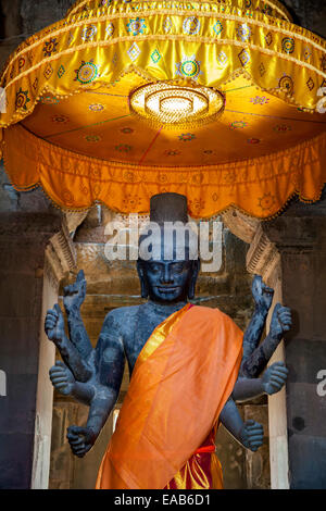 Cambodge, Angkor Wat. Statue de Vishnu à l'intérieur de l'entrée du temple. Banque D'Images