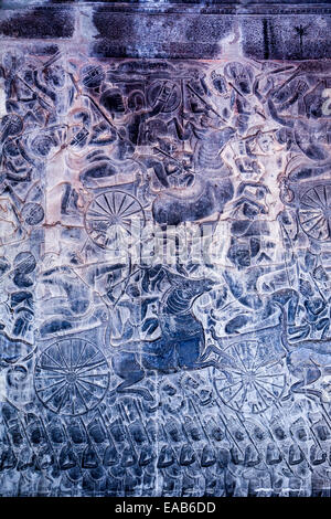 Cambodge, Angkor Wat. Bas-relief montrant l'Armée Kauravas avancer dans la bataille de Kurukshetra. Banque D'Images