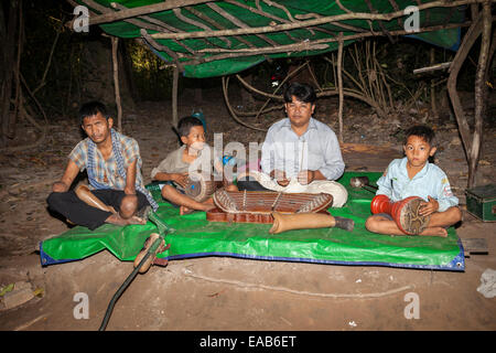 Le Cambodge. Ankor Thom. Les musiciens, les victimes des mines, l'affichage de leurs membres artificiels. Banque D'Images