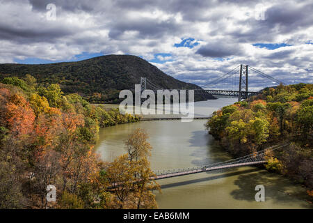 Voir d'Popolopen Creek vers le fleuve Hudson, Bear Mountain, New York, USA Banque D'Images