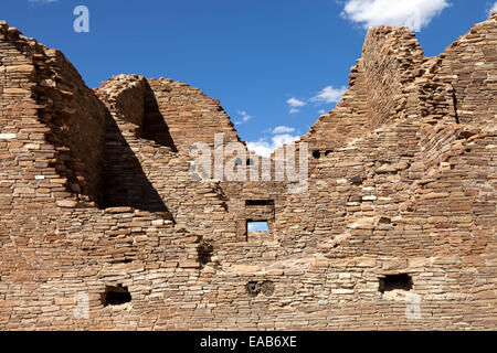 Mur de l'ouest de Pueblo del Arroyo au parc historique national de Chaco au Nouveau Mexique. Banque D'Images