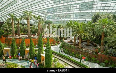 De vastes jardins avec palmiers niveau atteint au pavillon de Singapour au conservatoire Dome Fleur's Gardens By The Bay Banque D'Images