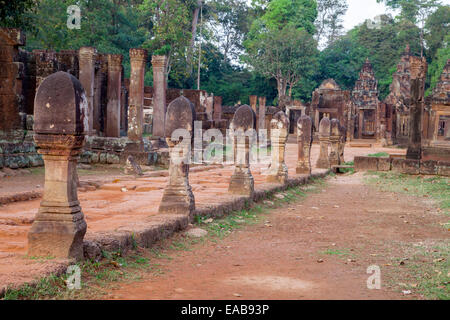 Cambodge, Banteay Srei, 10e. Siècle. Pierres de la frontière marquant la chaussée. Banque D'Images