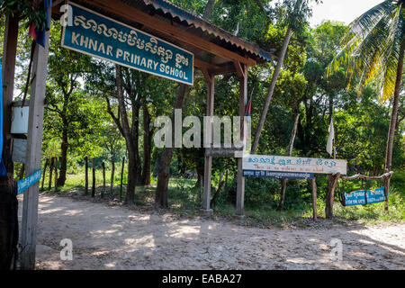 Le Cambodge. "Pas de violence dans mon école' signe en entrée de l'école. Signes en Khmer et Alphabets romain. Banque D'Images