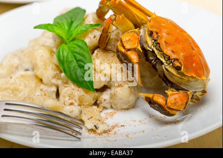 Italienne maison frais gnocchi à la sauce aux fruits de mer et basilic crabe Banque D'Images