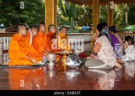 Cambodge, Siem Reap. Fidèles à la recherche de bénédiction de moines bouddhistes, Preah Ang Chek et Preak Ang Chorm Temple. Banque D'Images