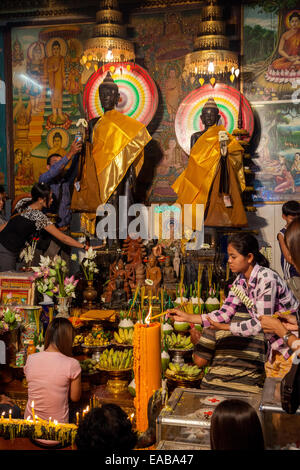 Cambodge, Siem Reap. Fidèles en hommage à mille ans, statues, Princesses Angkorien Preah Ang Chek, Preah Ang Chorm Banque D'Images