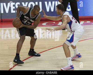 Los Angeles, Californie, États-Unis d'Amérique, USA. 10 Nov, 2014. LOS ANGELES, CA - le 10 novembre : Boris Diaw des San Antonio Spurs reçoit la pression par Blake Griffin des Los Angeles Clippers au Staples Center le 10 novembre 2014 à Los Angeles, Californie. San Antonio Spurs a gagné 89 à 85 thème.ARMANDO Armando Arorizo ARORIZO : Crédit/Prensa Internacional/ZUMA/Alamy Fil Live News Banque D'Images