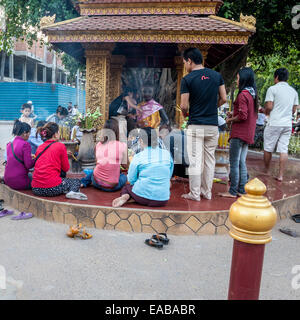 Cambodge, Siem Reap. Fidèles au culte à Ya Tep, un esprit (Neak-Ta) qui apporte la protection. Banque D'Images