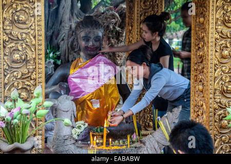 Cambodge, Siem Reap. Fidèles au culte à Ya Tep, un esprit (Neak-Ta) qui apporte la protection. Banque D'Images