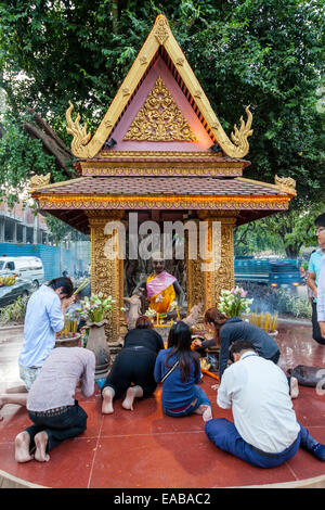 Cambodge, Siem Reap. Fidèles au culte à Ya Tep, un esprit (Neak-Ta) qui apporte la protection. Banque D'Images