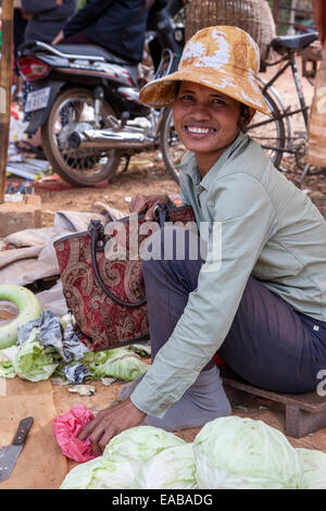 Le Cambodge. Femme vendant des choux au marché près de Siem Reap. Banque D'Images