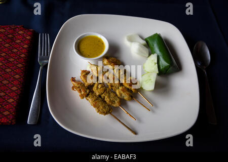 Le Cambodge. Satay de poulet le déjeuner. Banque D'Images