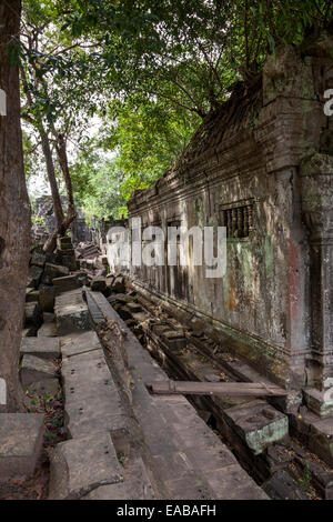 Cambodge, Beng Meala Sanctuaire Mur, 12e. Siècle. Banque D'Images