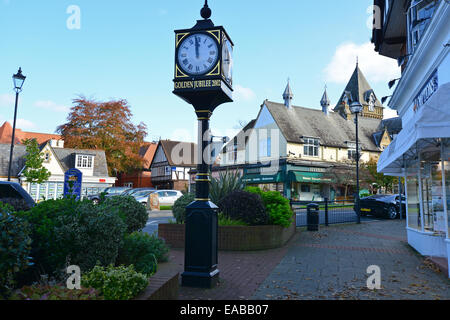 Vue sur village, Chobham Road, Sunningdale, Berkshire, Angleterre, Royaume-Uni Banque D'Images