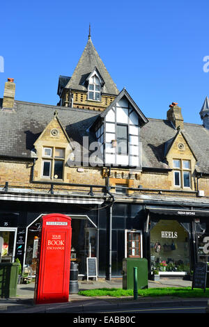 Vue sur village, Chobham Road, Sunningdale, Berkshire, Angleterre, Royaume-Uni Banque D'Images