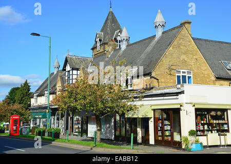 Vue sur village, Chobham Road, Sunningdale, Berkshire, Angleterre, Royaume-Uni Banque D'Images