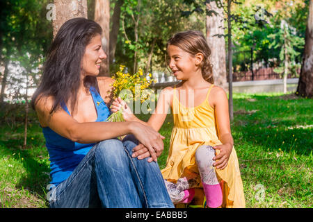 Fille fleurs offrir à maman Banque D'Images