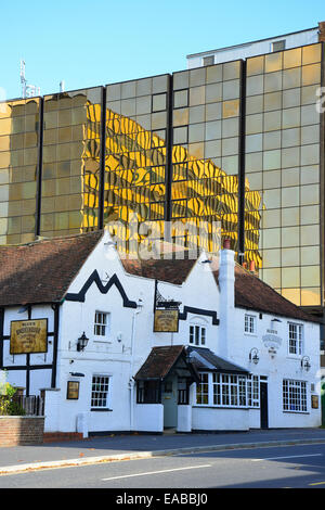 Smokehouse Restaurant et bloc de bureau moderne, High Street, Reading, Berkshire, Angleterre, Royaume-Uni Banque D'Images