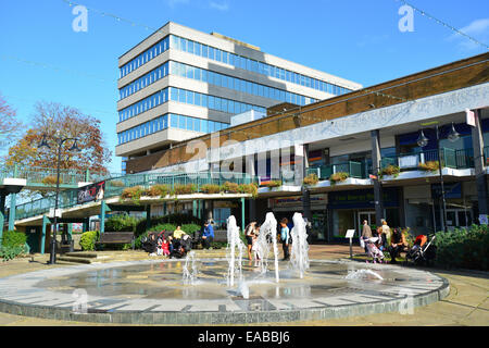Charles Square montrant la fontaine (avant rénovation), Bracknell, Berkshire, Angleterre, Royaume-Uni Banque D'Images