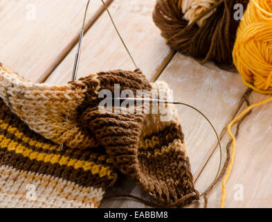 Knitting needles and yarn on a wooden Banque D'Images