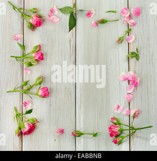 Pink roses sur une table en bois vert . Banque D'Images