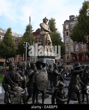 Statue de Rembrandt à Rembrandtplein, le centre-ville d'Amsterdam aux Pays-Bas. Dans la nuit avant la représentation 3D en bronze Banque D'Images