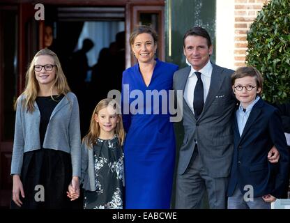 Dutch Prince Maurits (2e R), Princess Marilene (C) avec leurs enfants Anna (L), Lucas et Felicia van Lippe-Biesterfeld van Vollenhoven arrivent pour le baptême d'Willem Jan au Palais Het Loo à Apeldoorn, le 9 novembre 2014. Photo : PRE/Albert Nieboer/ PAS DE FIL Banque D'Images