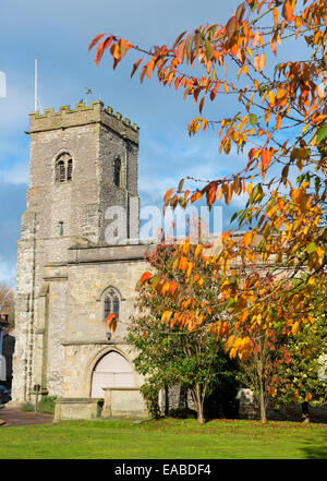 L'automne à l'église Holy Trinity à Much Wenlock, Shropshire, Angleterre. Banque D'Images