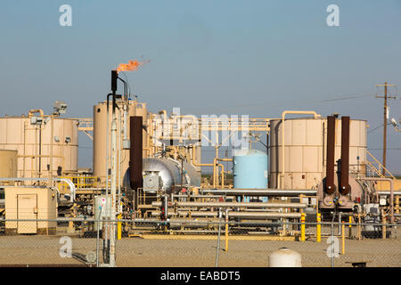 La fracturation d'un site d'être fracturée près de Wasco dans la vallée centrale de la Californie, USA. La fracturation hydraulique pour le gaz naturel et le pétrole, a réduit les prix de l'énergie dans les Etats-Unis, mais la fracturation hydraulique est une faim de l'eau, de l'industrie qui est en concurrence directe avec le secteur agricole pour l'eau. Après une longue sécheresse de 4 ans l'eau est compté. La fracturation contamine également des réserves d'eaux souterraines à partir de tous les produits chimiques qui sont pompées sous terre pour la fracturation des roches de roulement de combustibles fossiles. Banque D'Images