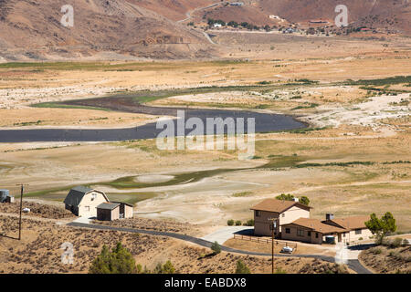 Lake Isabella près de Bakersfield, à l'Est de la vallée centrale de la Californie est à moins de 13 % de capacité après les quatre ans de sécheresse dévastatrice. Le réservoir est tombé si bas, que le niveau d'eau est en dessous du tuyau de sortie. Banque D'Images