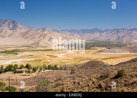 Lake Isabella près de Bakersfield, à l'Est de la vallée centrale de la Californie est à moins de 13 % de capacité après les quatre ans de sécheresse dévastatrice. Le réservoir est tombé si bas, que le niveau d'eau est en dessous du tuyau de sortie. Banque D'Images