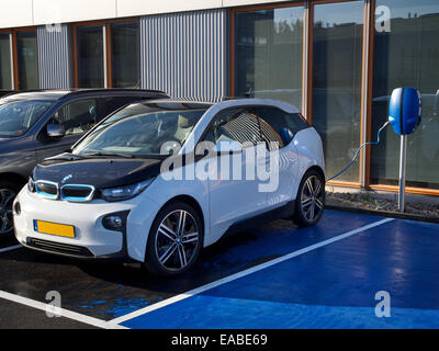 La BMW i3 voiture garée à un point de recharge à Breda, Pays-Bas Banque D'Images